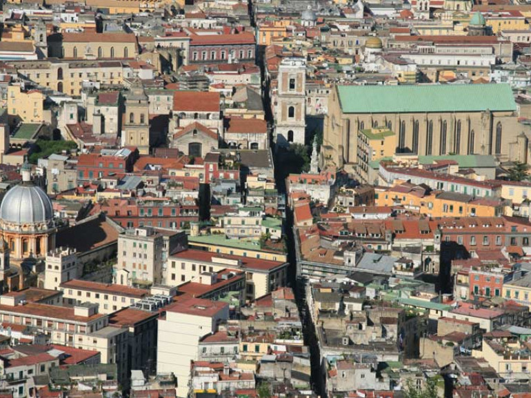 Spaccanapoli è la via che separa in modo netto la parte nord da quella sud di Napoli.