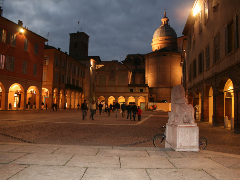 Nel centro di Reggio Emilia, in piazza S.Prospero, si trovano una di fronte all'altra: la basilica di S.Prospero e il Duomo.