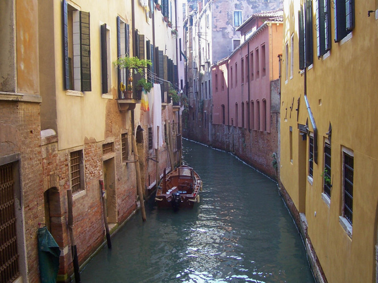 un canale veneziano che scorre in mezzo alle case