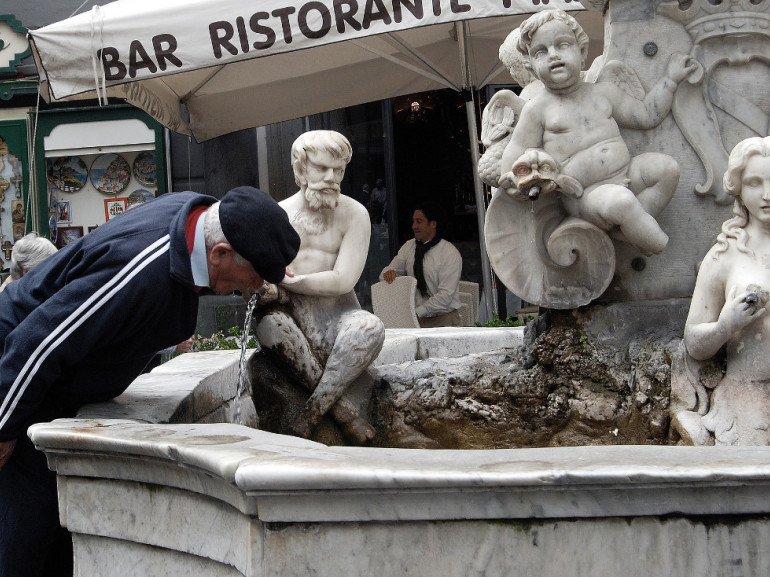 La fontana del Popolo nella piazza davanti al duomo di Amalfi, un sorso d'acqua fresca e siamo pronti per partire nel nostro itinerario a piedi.