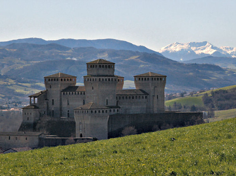 Il castello di Torrechiara, circondato dalle dolci colline della provincia di Parma, famose per i suoi squisiti vini e prodotti tipici (dal prosciutto di Parma al parmigiano reggiano).