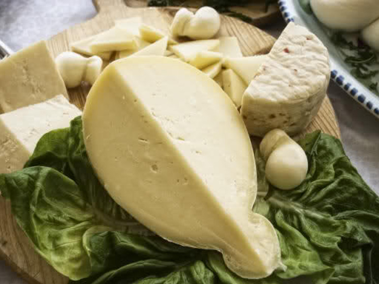 formaggi tipici della basilicata su un tagliere accompagnati con verdure