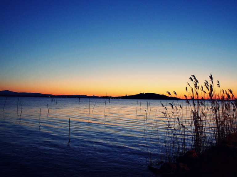 Lago Trasimeno - Il tramonto visto da San Feliciano, foto di Pietro Floris via Flickr