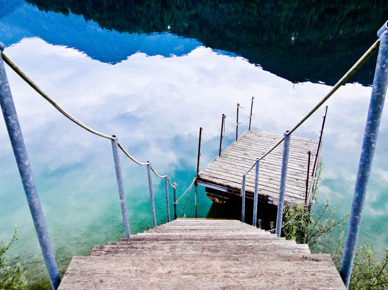 Acqua cristallina del Lago di Ledro, circondato dalla natura, Trento.