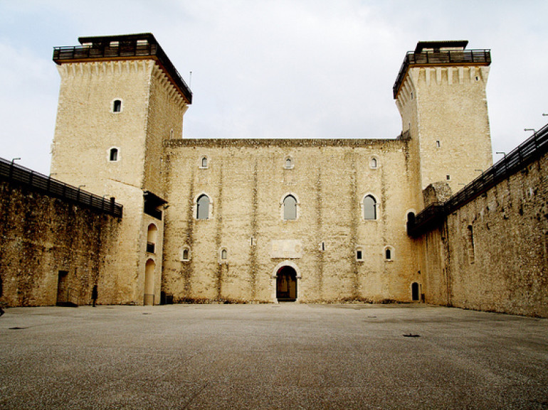 Cortile delle armi all'interno della Rocca Albornoziana. Foto di Luca via Flickr