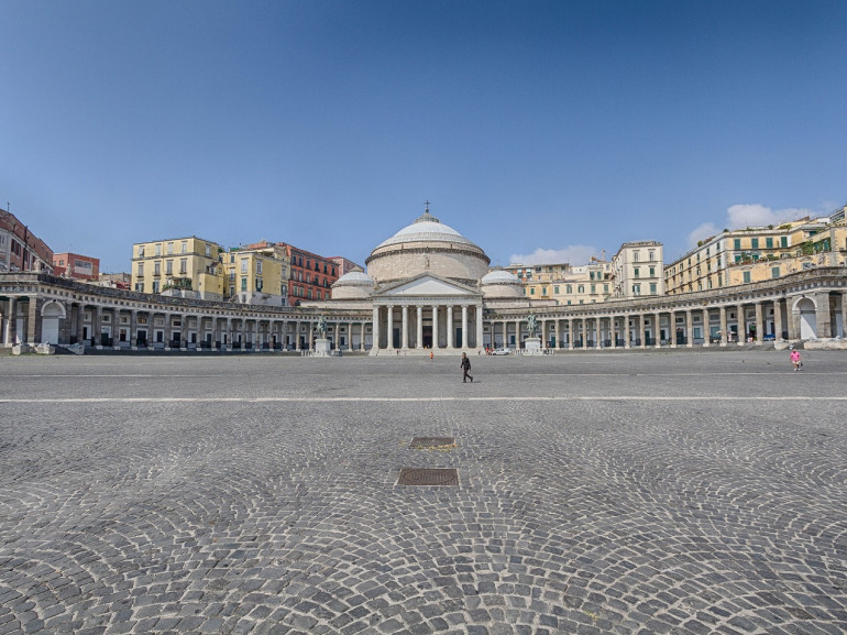 Piazza del Plebiscito è una storica piazza di Napoli, si trova di fronte al Palazzo Reale.