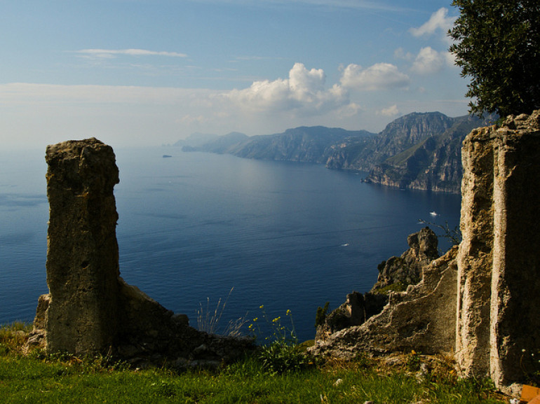 La costiera amalfitana e Capri, in fondo, dal Sentiero degli Dei a Praiano. Maritè Toledo via Flickr