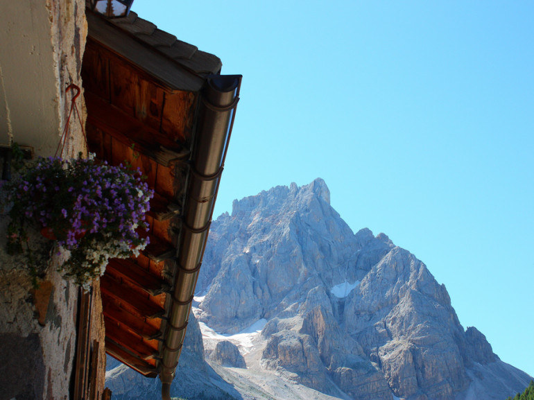 In Trentino si può anche scegliere di dormire in una vera Malga tra le montagne.