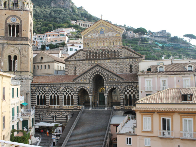 La piazza del Duomo di Amalfi, da qui parte l'itinerario a piedi alla scoperta della valle dei Mulini