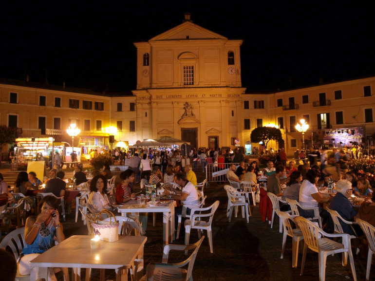 San Lorenzo Nuovo, Piazza Europa affollata durante la famosa sagra degli gnocchi che si tiene ogni anno nel periodo di ferragosto