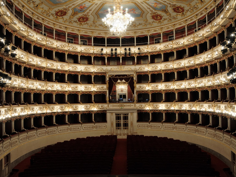 Nel cuore della città, di fronte a una magnifica piazza, si trova il neoclassico Teatro Valli, sulla quale si affacciano anche l'altro teatro cittadino, il Teatro Ariosto, la Galleria San Rocco e i Giardini Pubblici