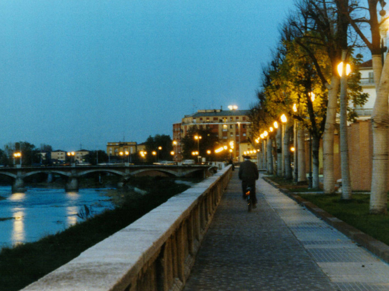 L'itinerario lento lungo il torrente Parma, che attraversa il cuore della città.