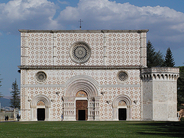 Basilica di Santa Maria di Collemaggio, dove parte il Tratturo Magno. Foto via Wikipedia