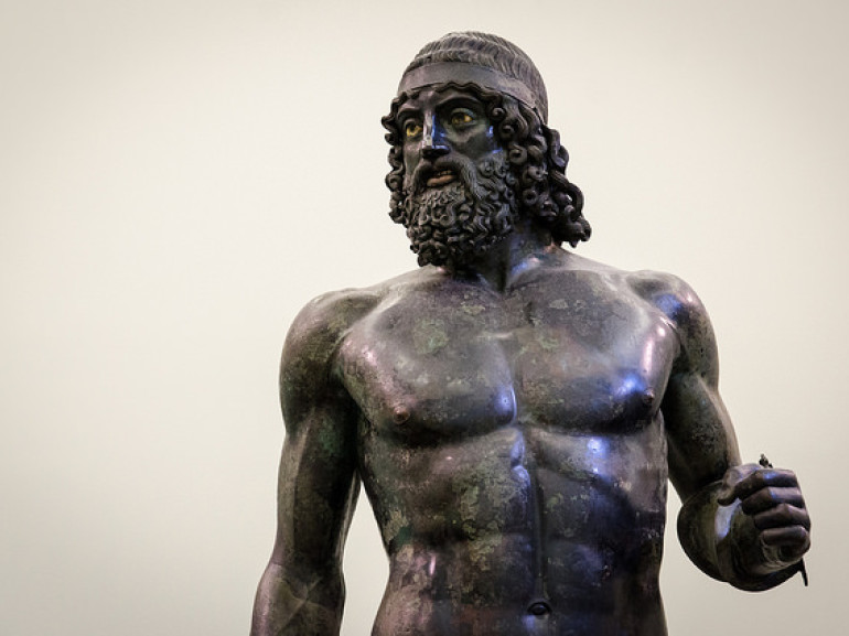 busto di uno dei due bronzi di Riace, statue greche che rappresentano eroi dell'antica Grecia, costruite interamente in bronzo scuro