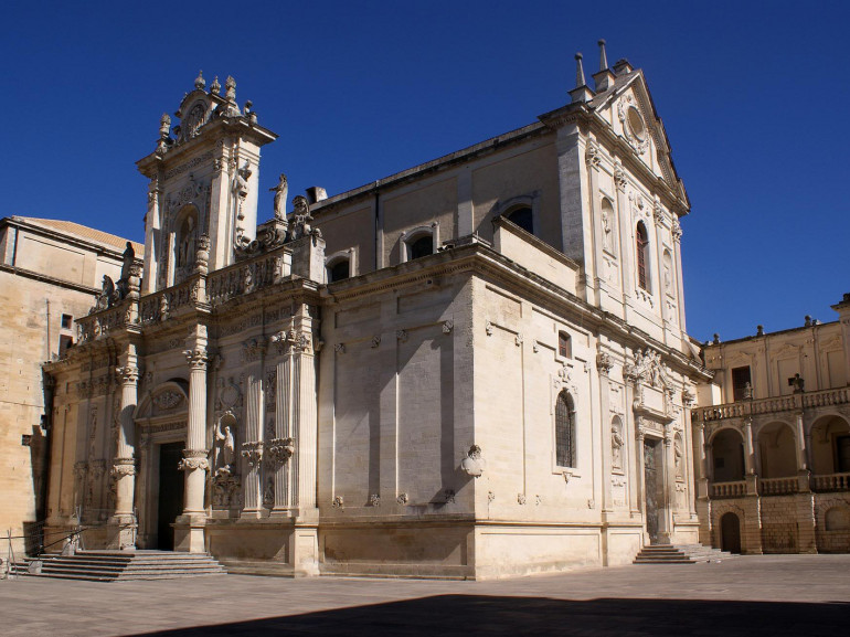 Il Duomo di Lecce venne rimodernato in stile barocco, mantenendo pur sempre il preesistente stile romanico, nel XVII secolo