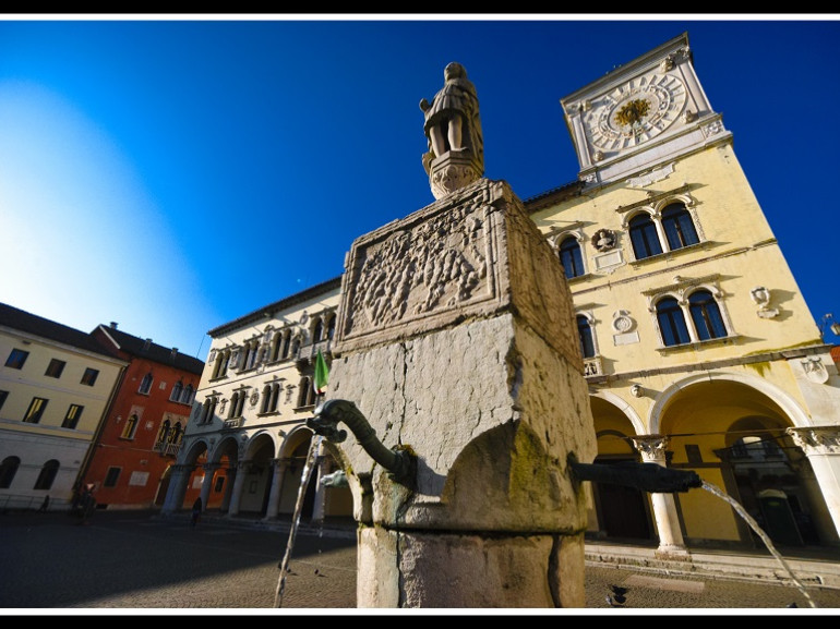Nella centrale Piazza Duomo a Belluno, sorgono i più bei monumenti della città: il Palazzo di Giustizia (chiamato Palazzo di Belluno), il Vescovado vecchio (oggi sede dell'Auditorium), Palazzo Rosso (sede del Comune) e la Cattedrale. Guida green, Veneto.