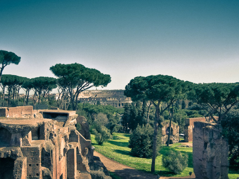 Palatino e Colosseo a Roma immersi nel verde.