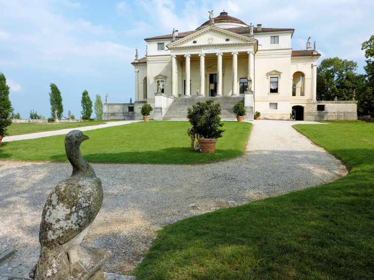 villa palladiana in stile neoclassico. ingresso con colonne e timpano come un tempio greco