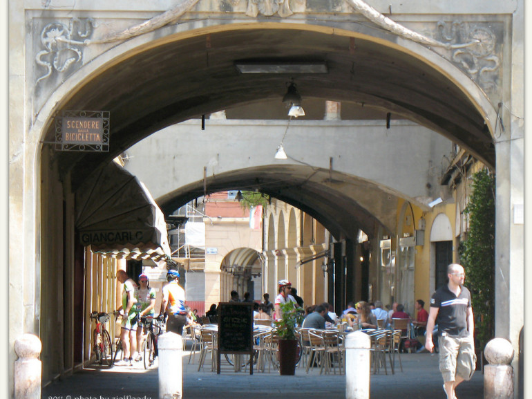 L'ingresso di via Broletto segna il passaggio tra piazza Prampolini e la piazza di S.Prospero, dove si svolge il mercato cittadino.