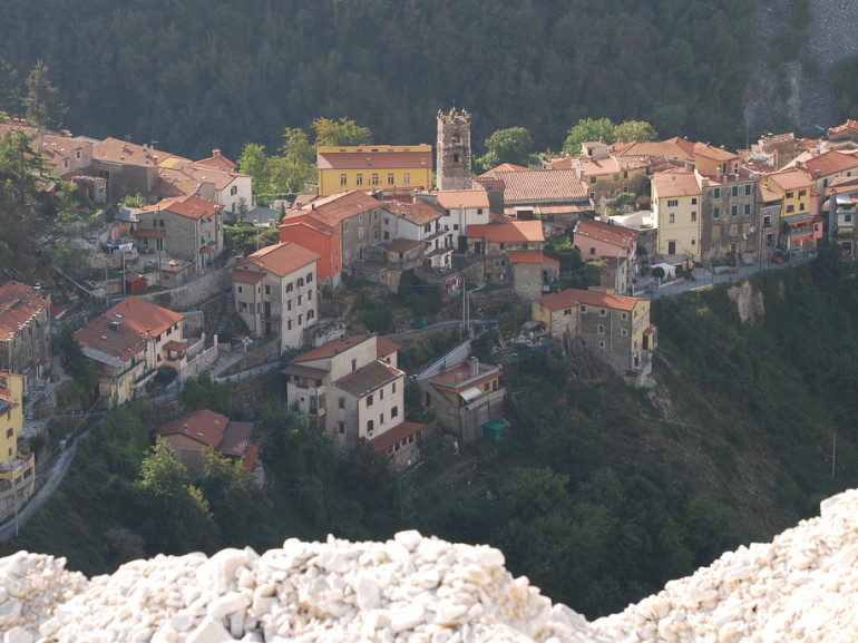 Il piccolo paese di Colonnata famoso per il lardo, fotografato dall'alto da una cava di marmo