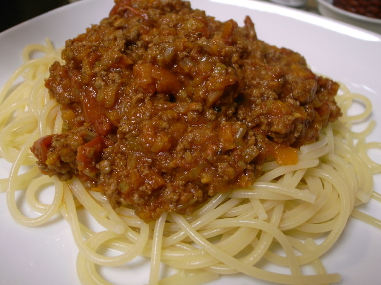 Gli spaghetti al ragù bolognese sono un piatto tipico emiliano