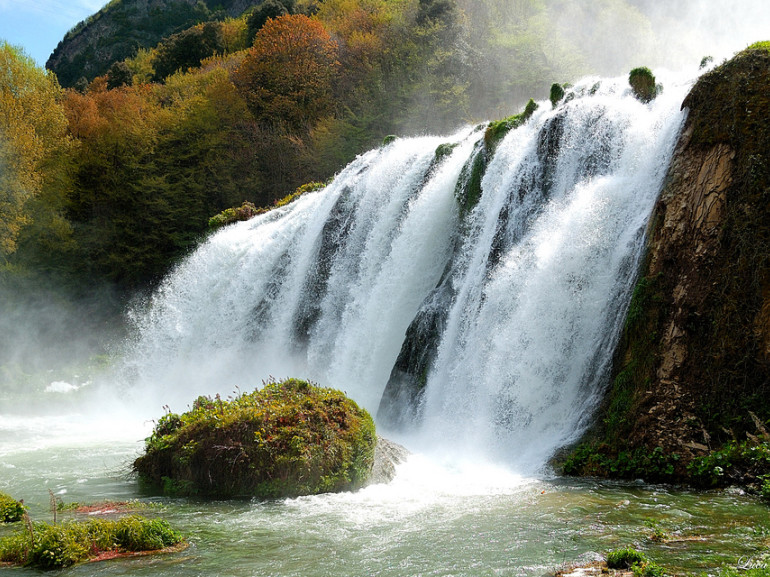 magnifica cascata d'acqua circondata da vegetazione