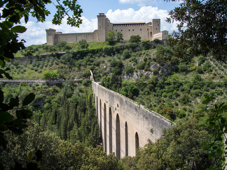 Rocca e il Ponte delle Torri determinano l'entrata a Spoleto. Foto di Andrew Moore via Flickr