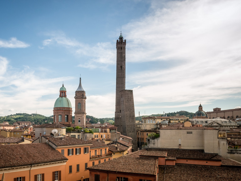 Veduta su Bologna, con al centro le Torri degli Asinelli