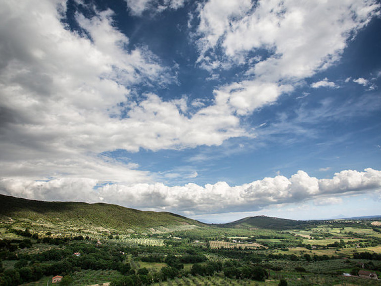 Incombenti nuvole sul cielo d'Umbria. Foto di Roberto Taddeo via Flickr