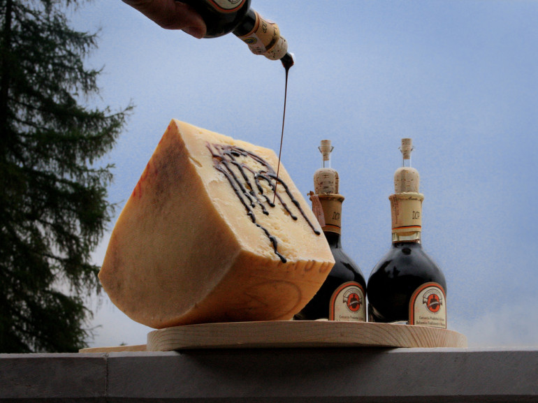 Gemellaggio di sapori tra il formaggio Asiago dop e l'aceto balsamico  di Modena.