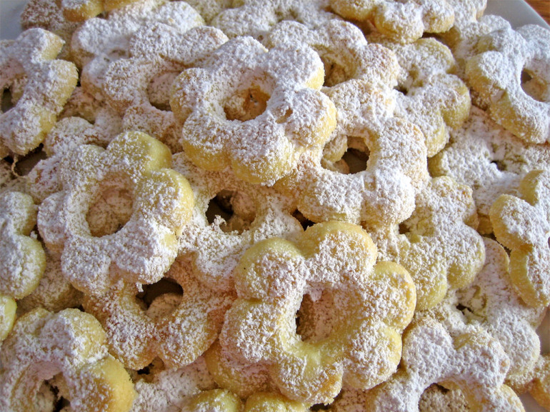 biscottini a forma di fiore ricoperti di zucchero a velo