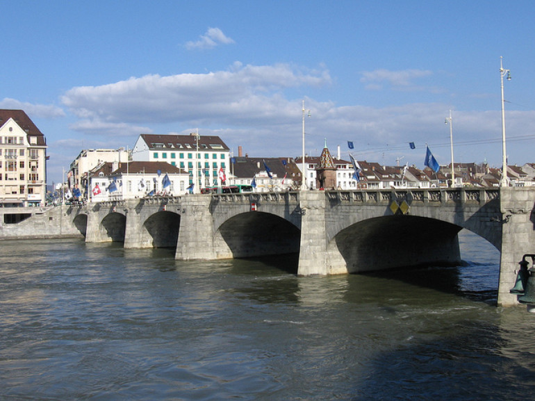 un ponte arcato attraversa il fiume