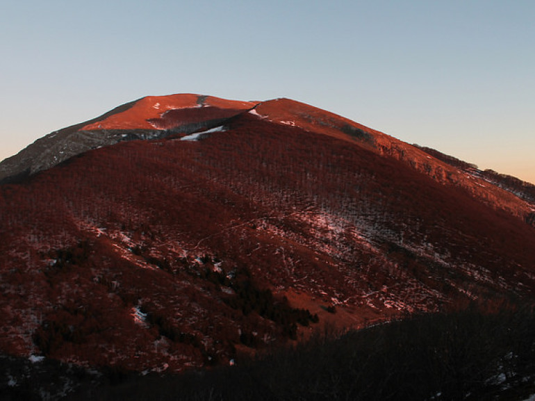 Il Monte Cucco color rosso pastello, foto di Marco Fraternali via Flickr