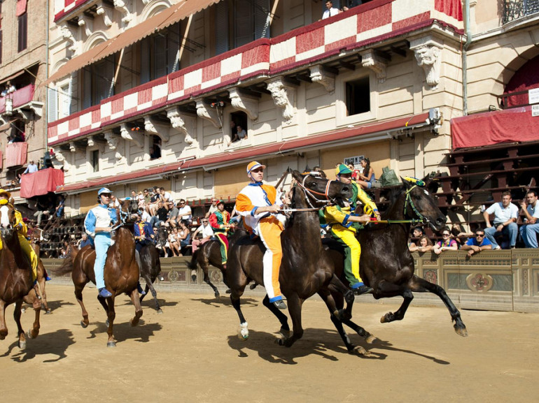 Il Palio di Siena è la più importante manifestazione cittadina a cui partecipano le contrade cittadine coi loro cavalli e i loro fantini.