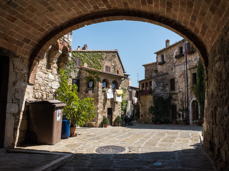 Viuzza di Montemerano, delizioso borgo medievale della Maremma toscana