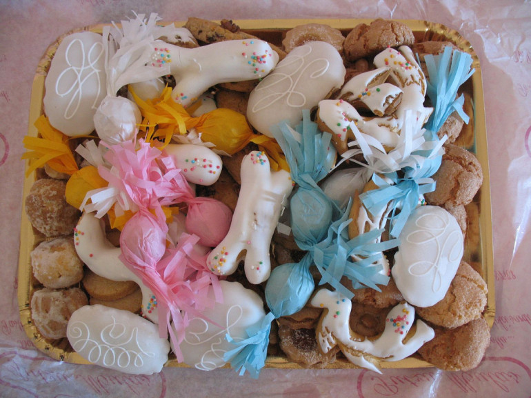 colorati dolci a base di pasta di mandorle ricoperti di glassa colorata, disposti su un vassoio