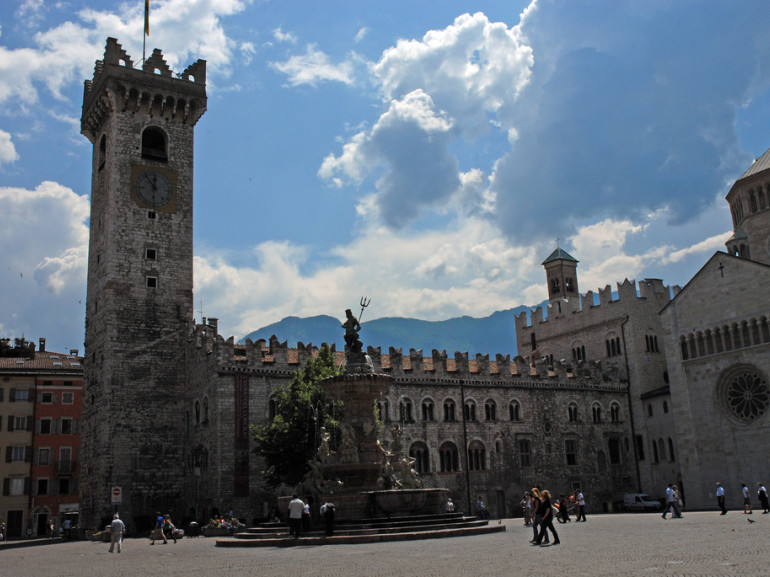 Trento è situata nella valle del fiume Adige e si trova nell'omonima regione del Trentino-Alto Adige
