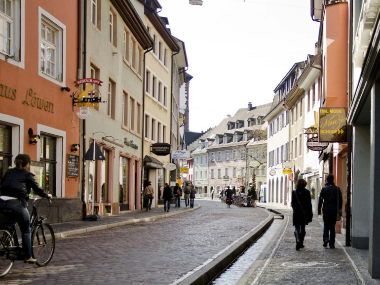 Strada di Friburgo con un caratteristico bächle