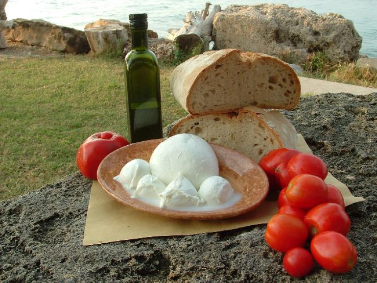 Pane, mozzarella, olio d'oliva, alcuni prodotti tipici della costiera cilentana e amalfitana, culla della dieta mediterranea.