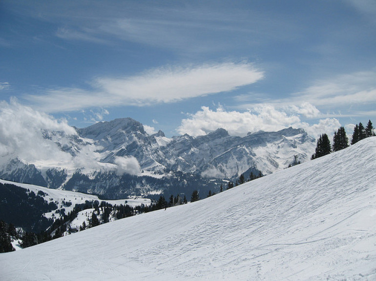dalle piste da sci innevate un panorama bianchissimo sulle cime circostanti