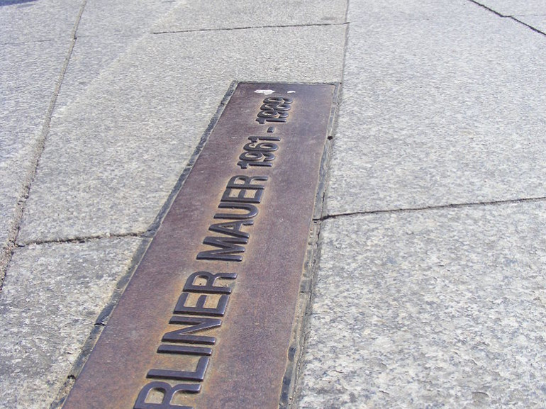 segno del muro di Berlino sull'itinerario in bici