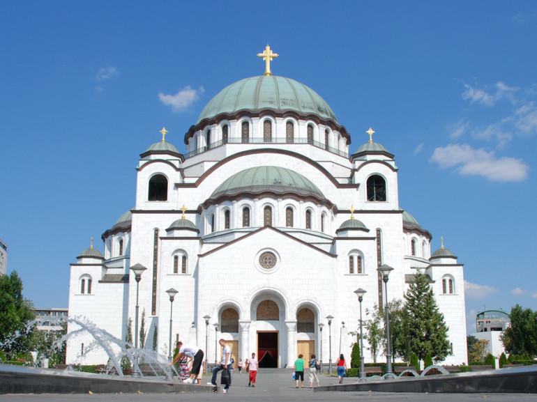 la bianca e imponente facciata della cattedrale, con le sue cupole e torri