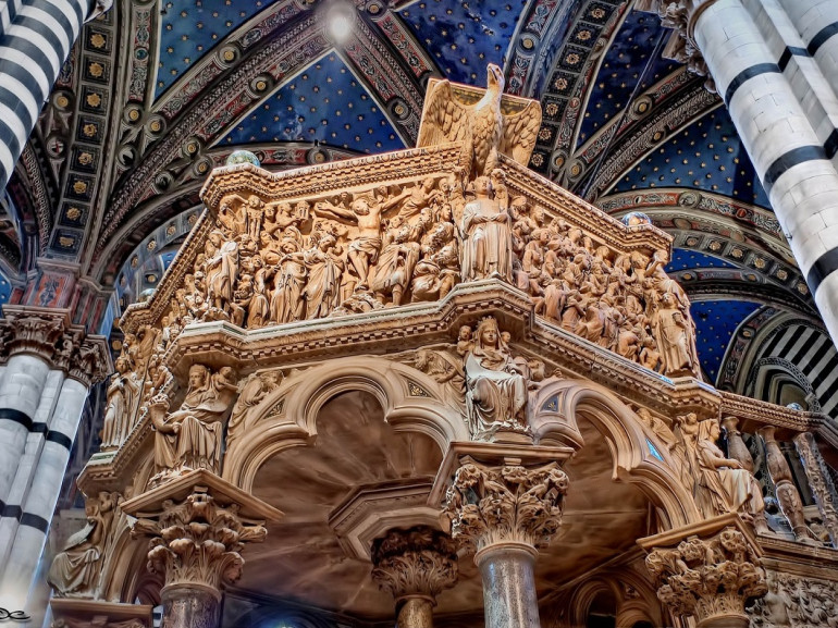 Il pulpito è stato realizzato, dall'artista Nicola Pisano nell'anno 1268