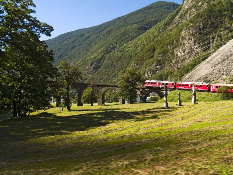 Viadotto di Brusio attraversato dal trenino rosso