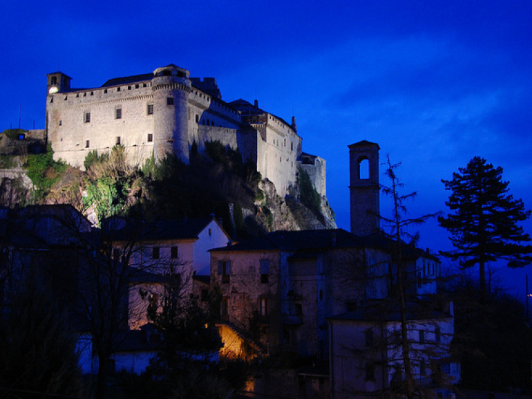 Suggestivo panorama notturno sul Castello di Bardi, Parma, foto di Antonio Trogu via Flickr