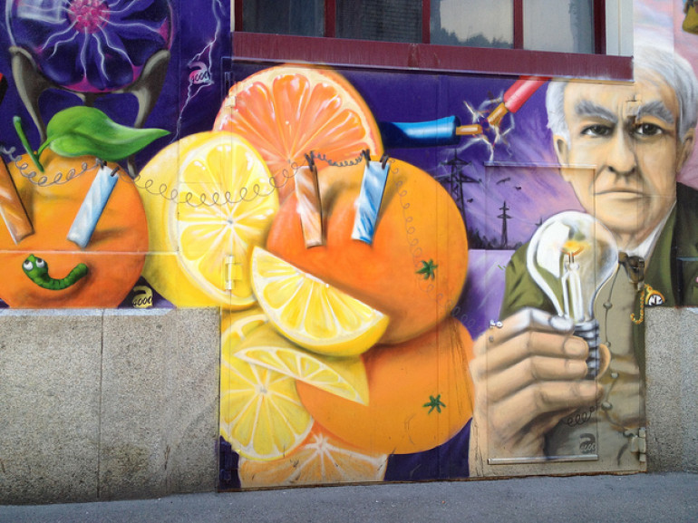 graffiti colorati su un muro della città: arance e un signore anziano