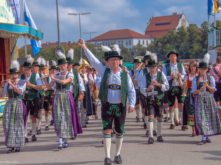 persone in abiti tradizionali bavaresi che sfilano per la città