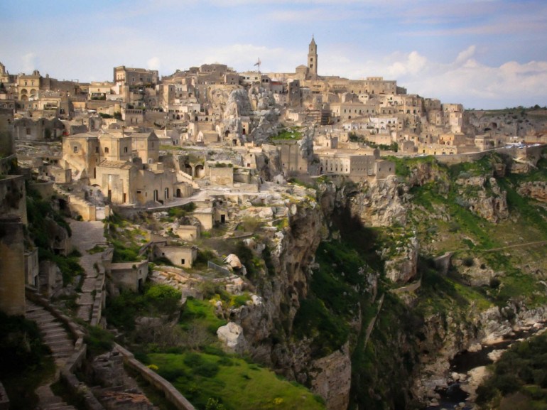 Le case degli abitanti di Matera sono grotte scavate a mano scavate nella roccia di calcare tenero, i cosiddetti Sassi.