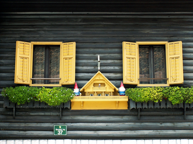 facciata in legno di una casa con balconi gialli