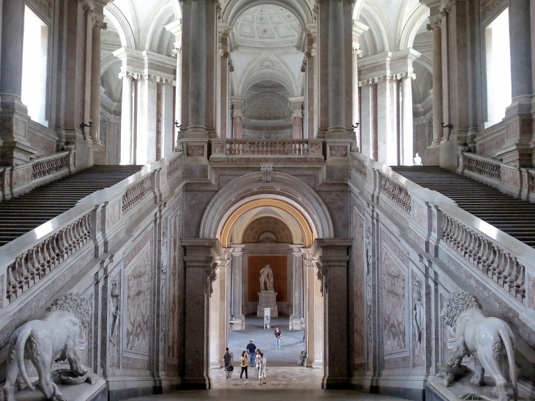 Lo scalone reale, è un capolavoro tardo barocco del Vanvitelli